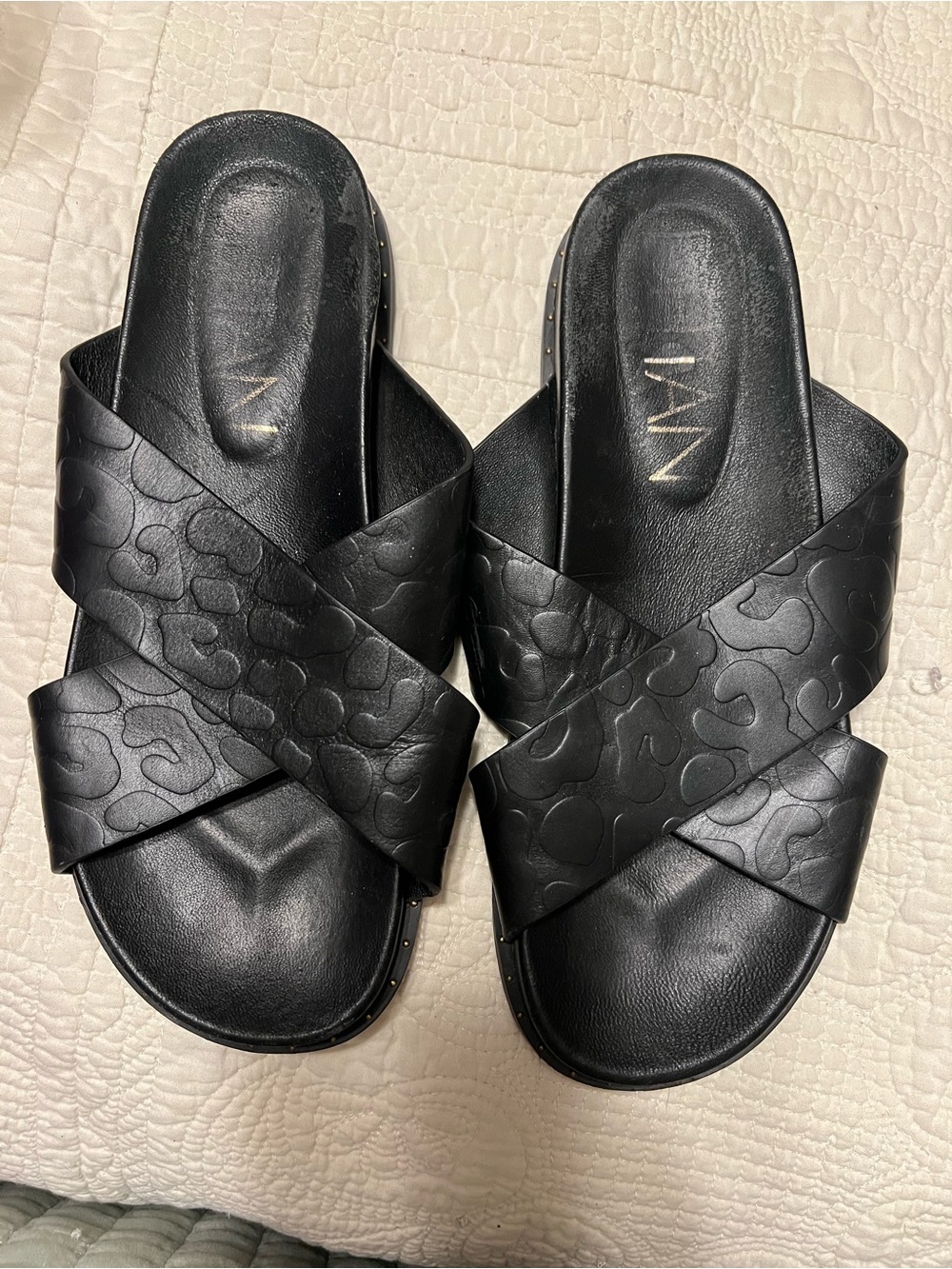 Vans Black Crisscross Slide Sandals with Subtle Embossed Pattern